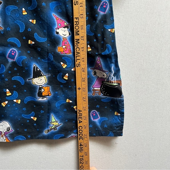 Peanuts Halloween Charlie Brown Snoopy print v neck scrub short sleep top Sz L - Picture 5 of 5
